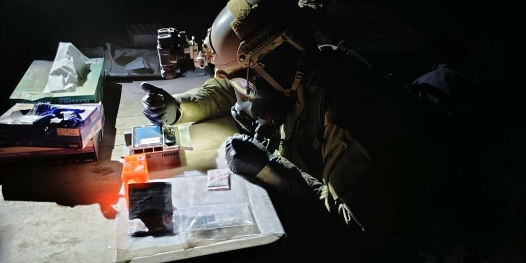 SOCOM operator uses F-FAST in the dark during Arctic Edge 24 inside a permafrost tunnel near Fairbanks, Alaska. (Photo Credit: Parker Martin)