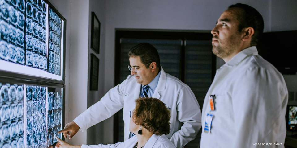doctors-discussing-mri